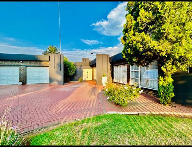 5 BEDROOM HOUSE FOR SALE IN VANDERBIJLPARK SE 3